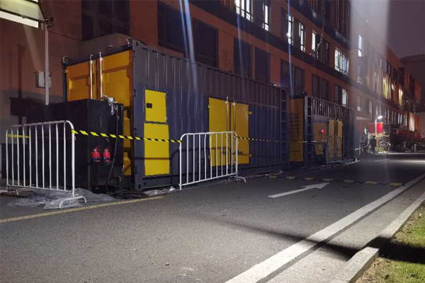 饶平柴油发电机组的输出电压是如何调节的？